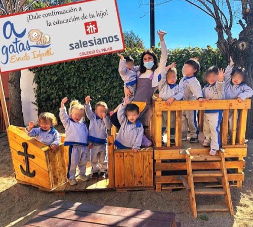 Escuela De Educación Infantil A Gatas niños sobre el barco